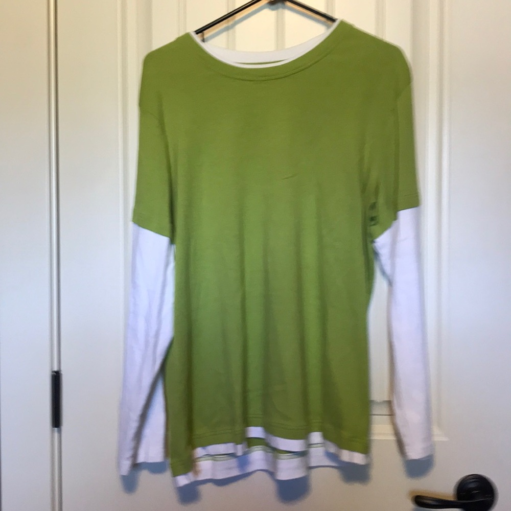 Athletic shirt with long sleeves